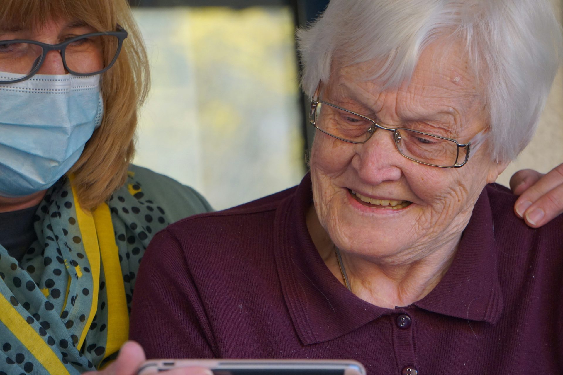 Frau im violetten Polohemd mit Brille